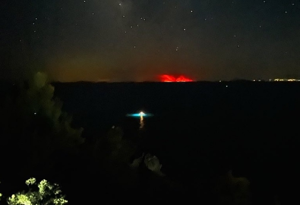 Ορατή από τη Χαλκιδική η φωτιά της Εύβοιας (ΦΩΤΟ)