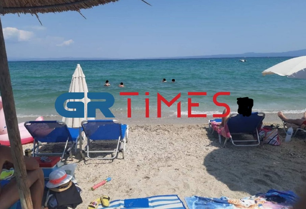 Χαλκιδική: Κάνουν μπάνιο στην ακατάλληλη παραλία της Χανιώτης (ΦΩΤΟ)