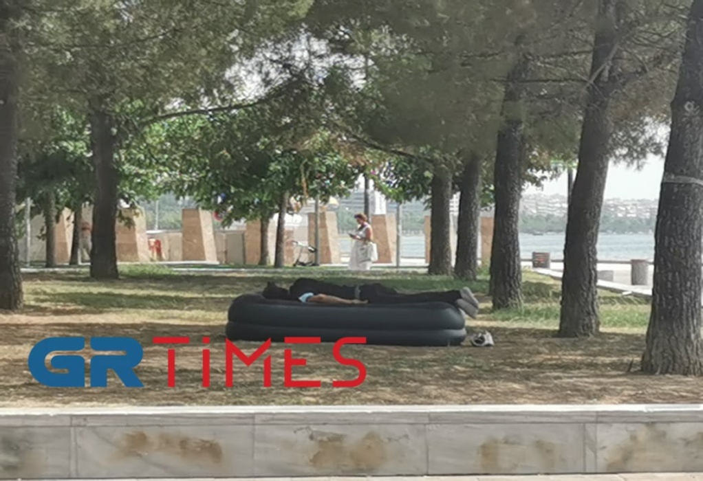 Βράζει» η Θεσσαλονίκη: Με βεντάλιες, νερά, σε σκιά και συντριβάνια οι τουρίστες (ΦΩΤΟ+VIDEO)