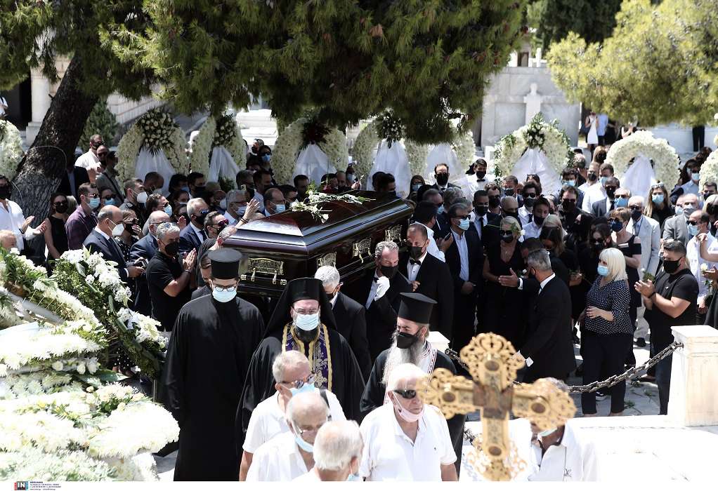 Σε κλίμα οδύνης η κηδεία του Κωνσταντίνου Μίχαλου (ΦΩΤΟ)