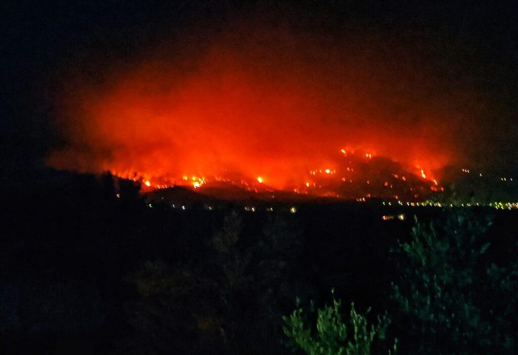 Φωτιά – Μεσσηνία: Ανεξέλεγκτο προς το βουνό το μέτωπο στη Μέλπεια