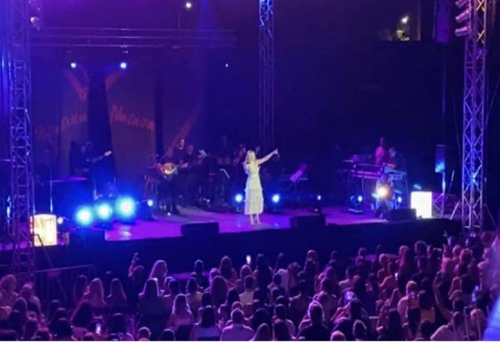Συναυλία Νατάσας Θεοδωρίδου: Άνδρας της ασφάλειας άρχισε να χορεύει ζεϊμπέκικο! (VIDEO)