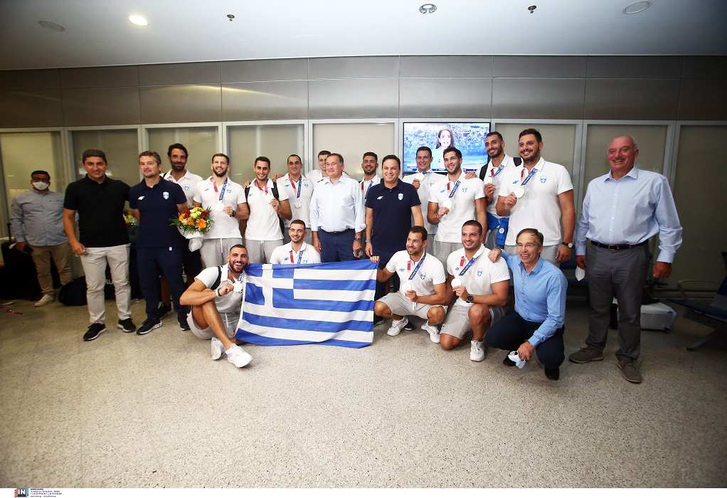 Επέστρεψε στην Ελλάδα η Εθνική πόλο – Τα συγκινητικά λόγια του προπονητή