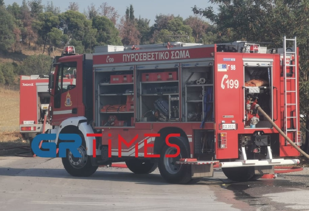 Ωραιόκαστρο: Επιχείρηση της πυροσβεστικής για φωτιά σε Ι.Χ