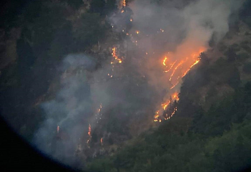 Τρίκαλα: Ελικόπτερο επιχειρεί σε πυρκαγιά στα Στουρναρέικα του δήμου Πύλης