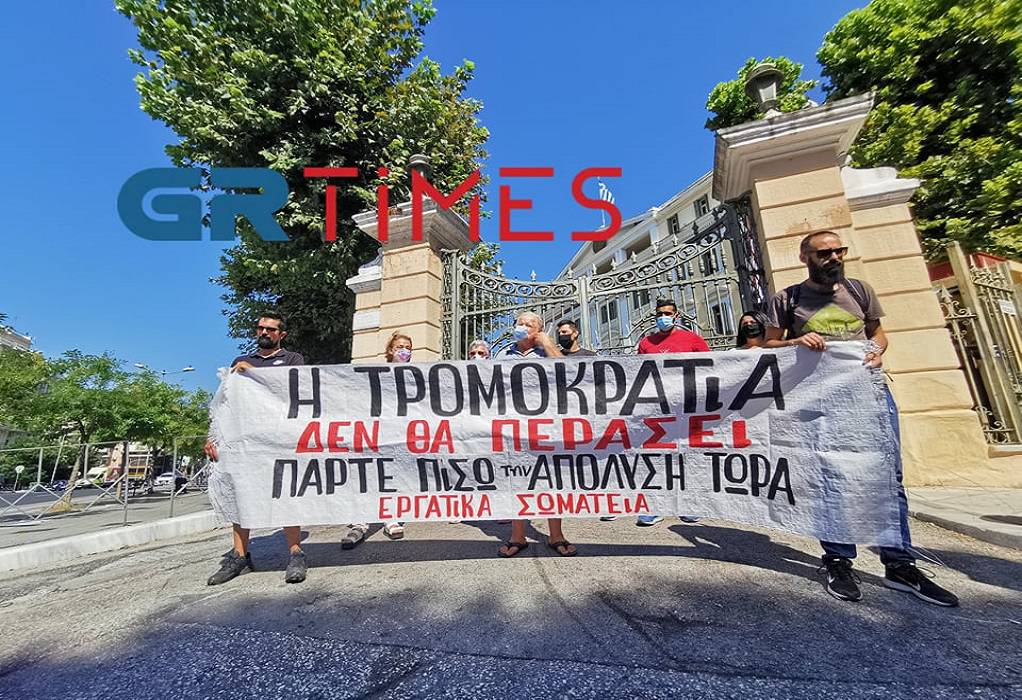 Θεσσαλονίκη: Παράσταση διαμαρτυρίας για την απόλυση προέδρου συνδικάτου (ΦΩΤΟ-VIDEO)
