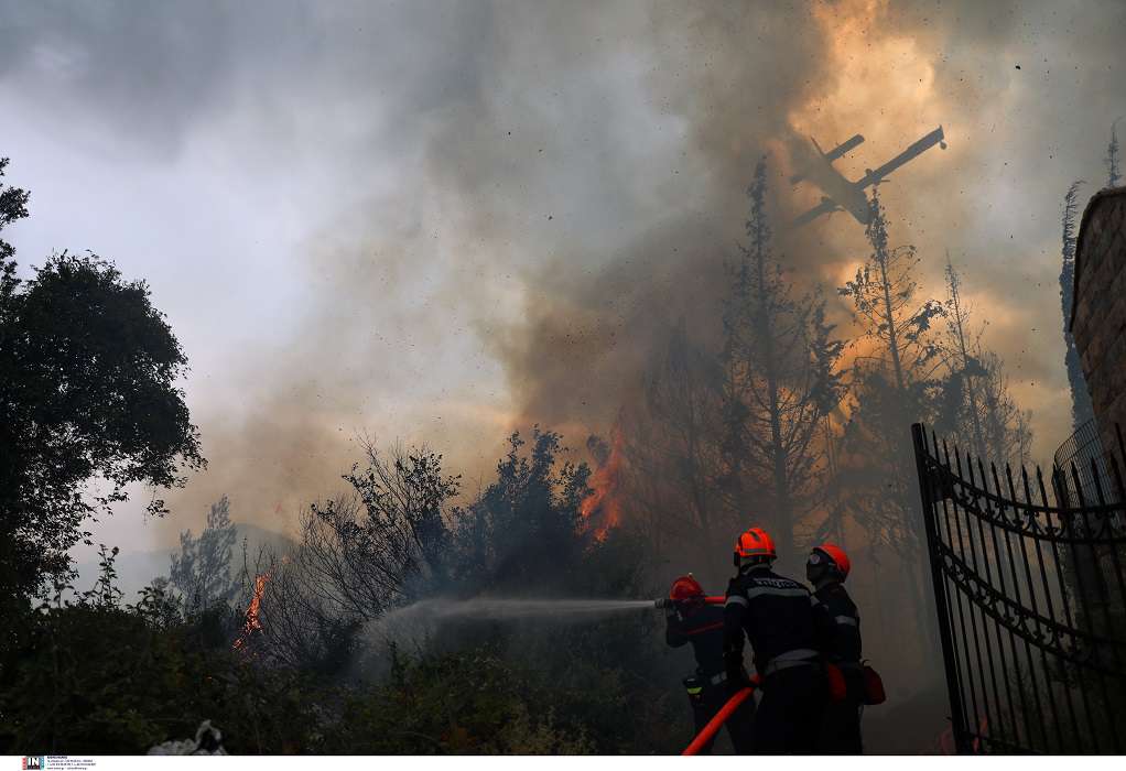 Υπό μερικό έλεγχο η πυρκαγιά στο Μαρκόπουλο Αττικής (VIDEO)