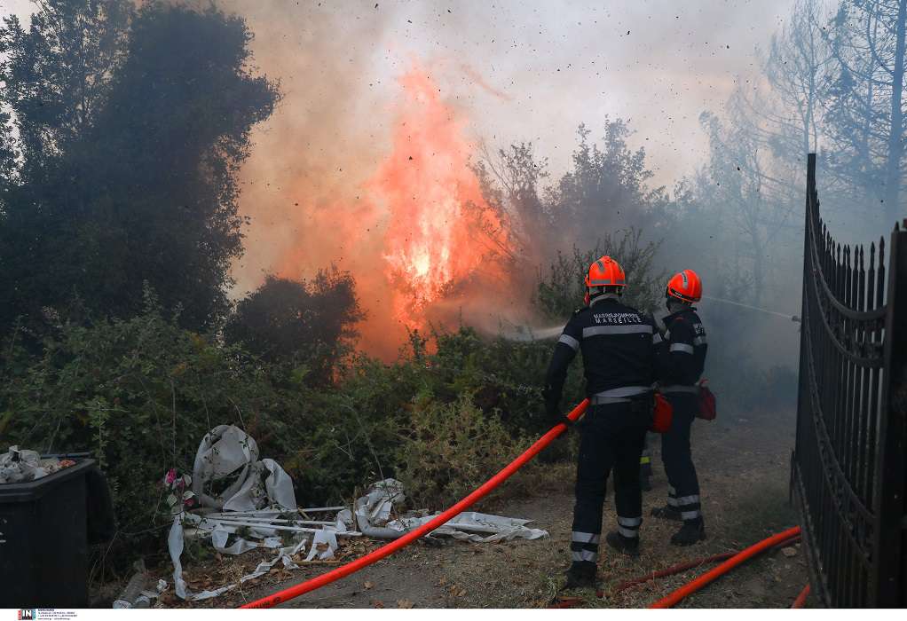 Φωτιές: Άυπνοι, νηστικοί και με ζεστά νερά στα μέτωπα οι Πυροσβέστες (ΦΩΤΟ)