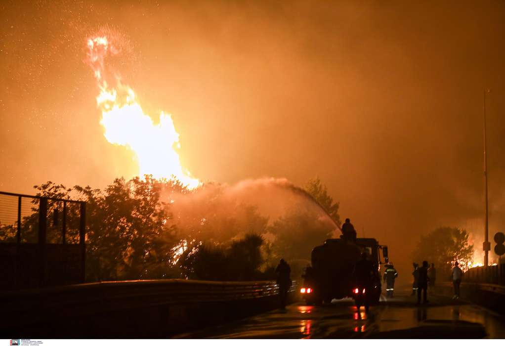 Ολονύχτια μάχη με τις φλόγες: Μια «ανάσα» από την πλατεία της Βαρυμπόμπης