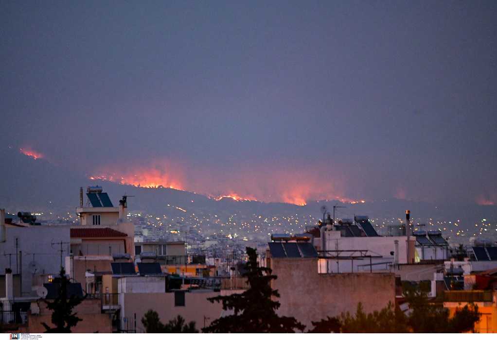 Φωτιές Αττική: Δύσκολη μέρα για Θρακομακεδόνες, Βαρυμπόμπη και Μαλακάσα – Νέες εκκενώσεις οικισμών