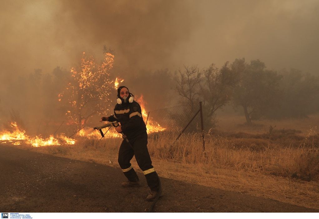 Βαρυμπόμπη: Πυροσβέστης έπεσε σε πηγάδι την ώρα που έσβηνε την φωτιά 