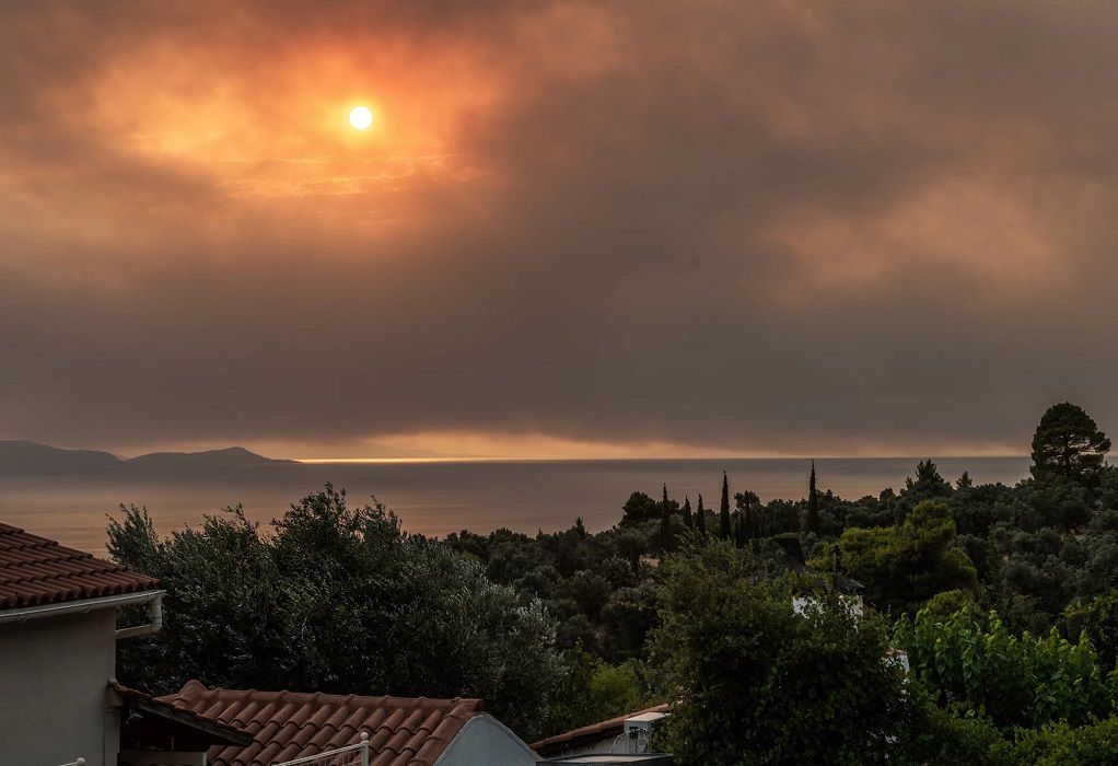 Λίμνη Ευβοίας: Κρίσιμη η κατάσταση – Η πυρκαγιά πλησιάζει το μοναστήρι του Οσίου Δαυίδ