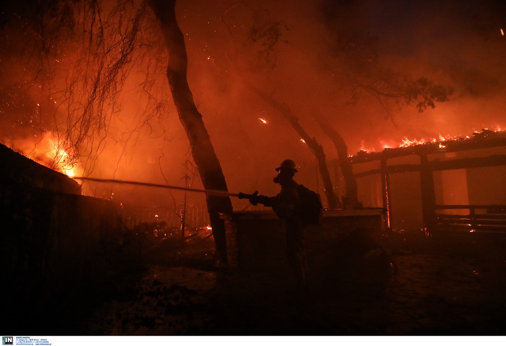 Βαρυμπόμπη: Νύχτα-κόλαση και “μάχη” με τις φλόγες σε τρία μέτωπα (ΦΩΤΟ)