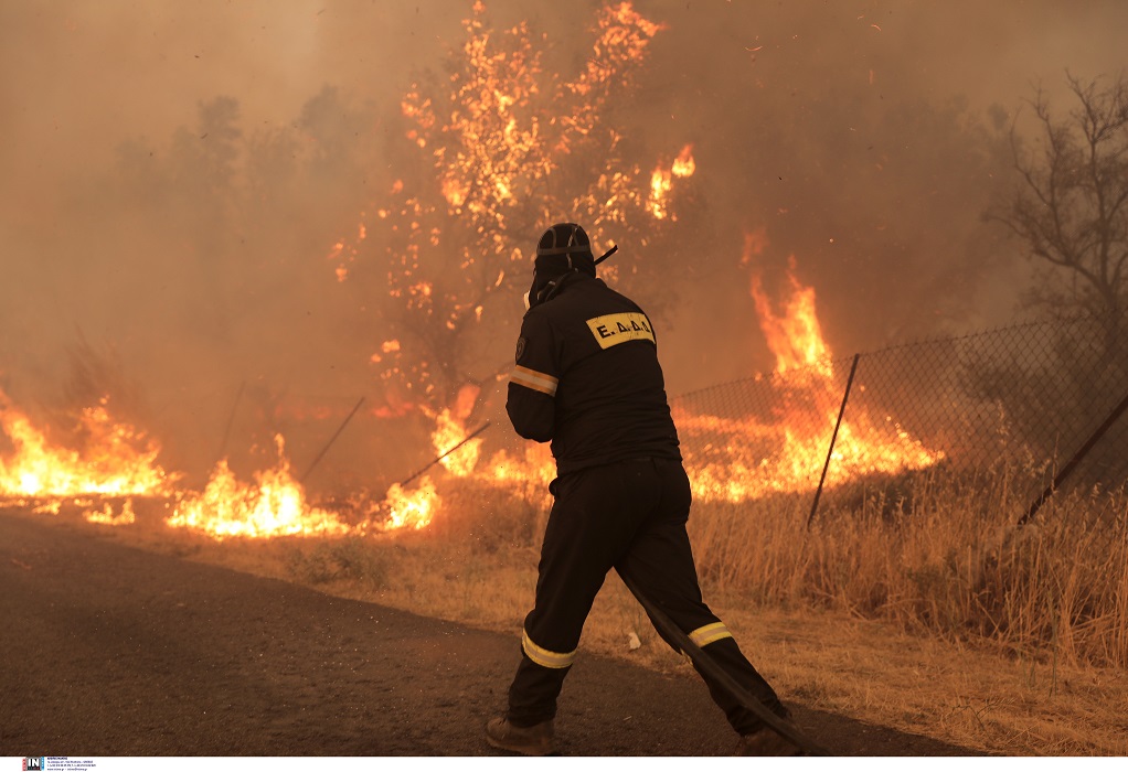 Οι μάχες των πυροσβεστών με τις φλόγες – Αναλυτικά η εικόνα από τα μέτωπα