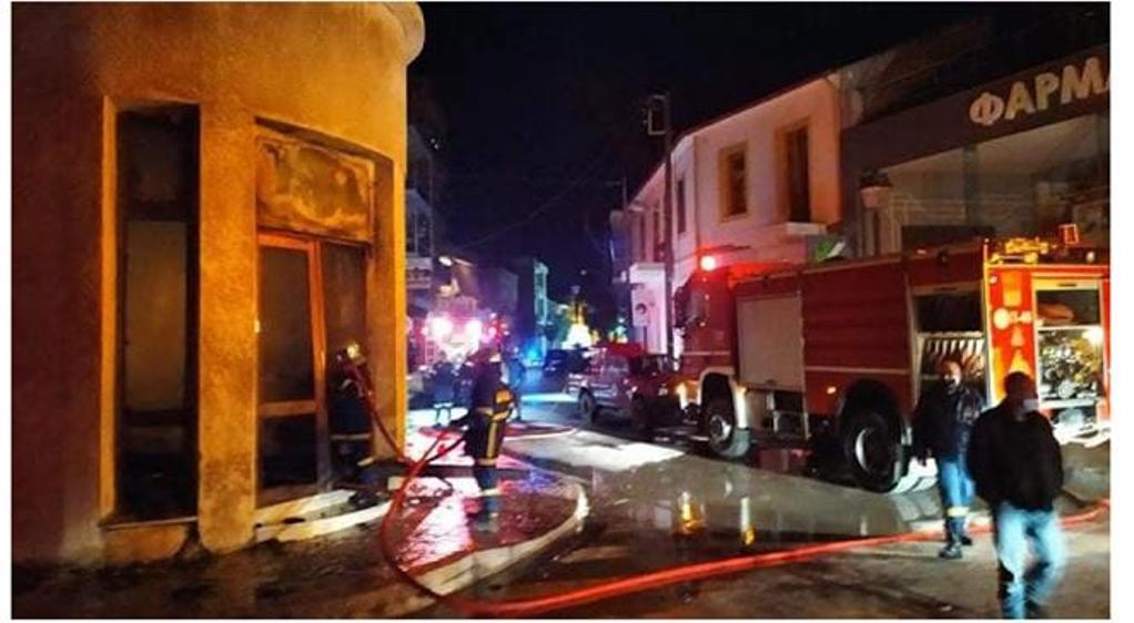 Αθήνα: Στις φλόγες εγκαταλελειμμένο κτίριο