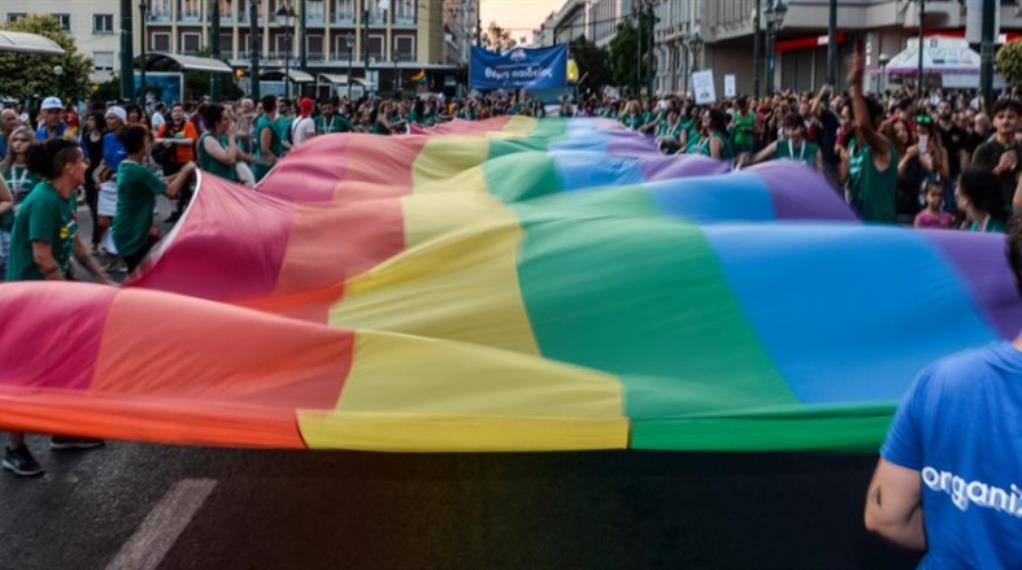 Αθήνα: Σε εξέλιξη το Athens Pride – Κλειστή η οδός Σταδίου (VIDEO)
