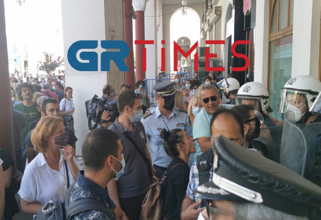 Θεσσαλονίκη: Ένταση μεταξύ υγειονομικών και αστυνομικών (VIDEO)