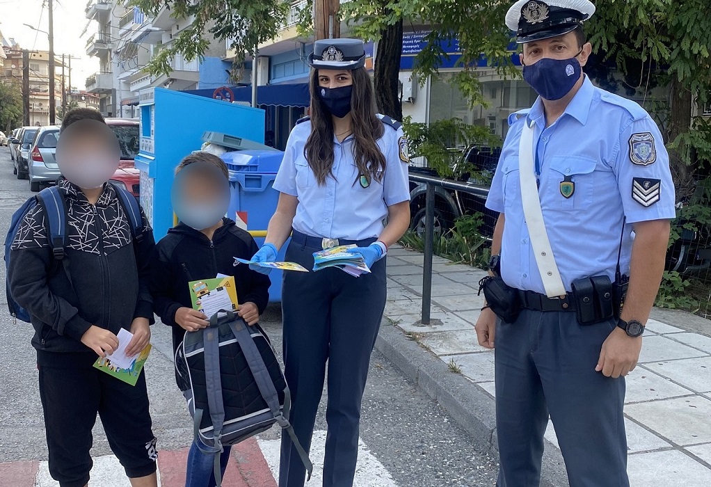 Κ. Μακεδονία: Αστυνομικοί μοίρασαν φυλλάδια για την οδική ασφάλεια σε μαθητές
