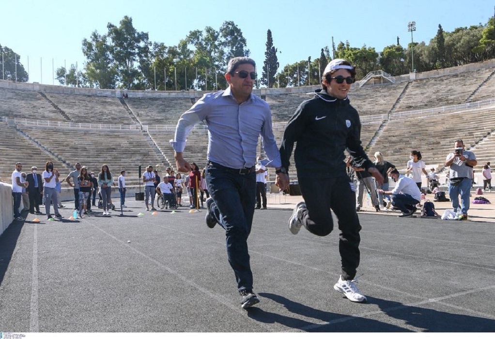 Ο Λευτέρης Αυγενάκης έτρεξε στο Καλλιμάρμαρο για την ημέρα Σχολικού Αθλητισμού