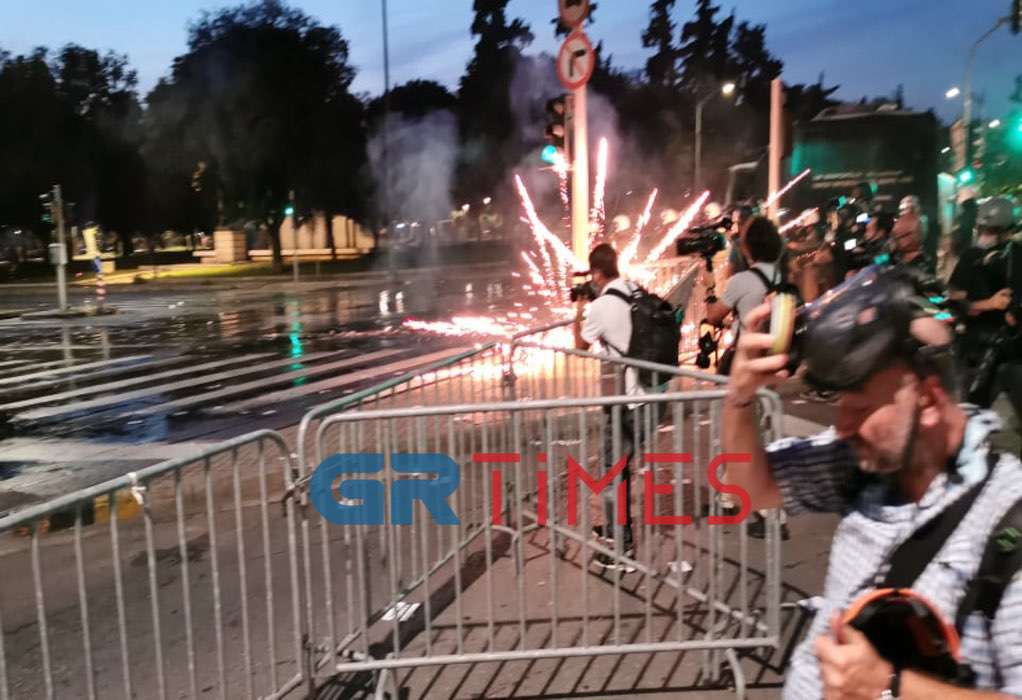 Θεσσαλονίκη: Επεισόδια, πυροτεχνήματα και δακρυγόνα – Στη «μάχη» και η αύρα (ΦΩΤΟ-VIDEO)