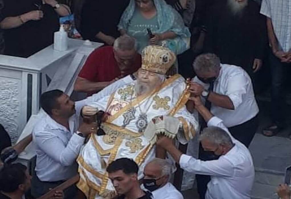 Καθιστός σε αρχιεπισκοπικό θρόνο κηδεύτηκε ο Μητροπολίτης ΓΟΧ Λαρίσης (ΦΩΤΟ)