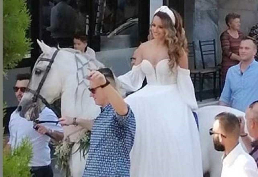 Κοζάνη: Με λευκό άλογο κατέφθασε νύφη στην εκκλησία (VIDEO)