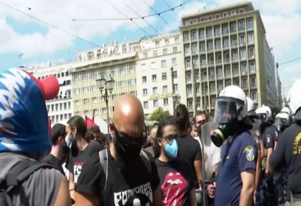 Πανεκπαιδευτικό συλλαλητήριο: Ένταση και χημικά στο κέντρο της Αθήνας (VIDEO)