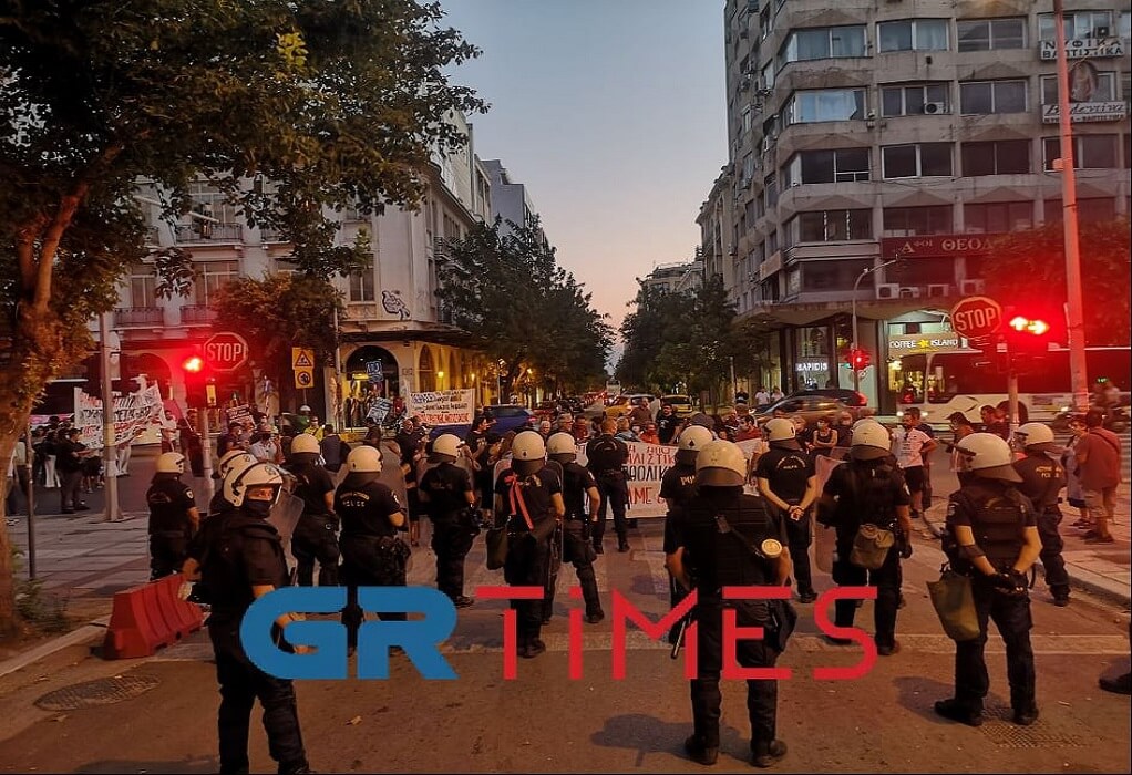 Θεσσαλονίκη: Φραγμός στην πορεία που ήθελε να φτάσει στον πρωθυπουργό (ΦΩΤΟ-VIDEO)