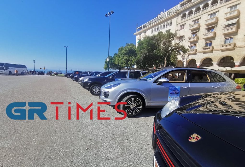 Θεσσαλονίκη: «Παρέλαση» Porsche στην Αριστοτέλους με συνοδηγούς παιδιά (VIDEO)