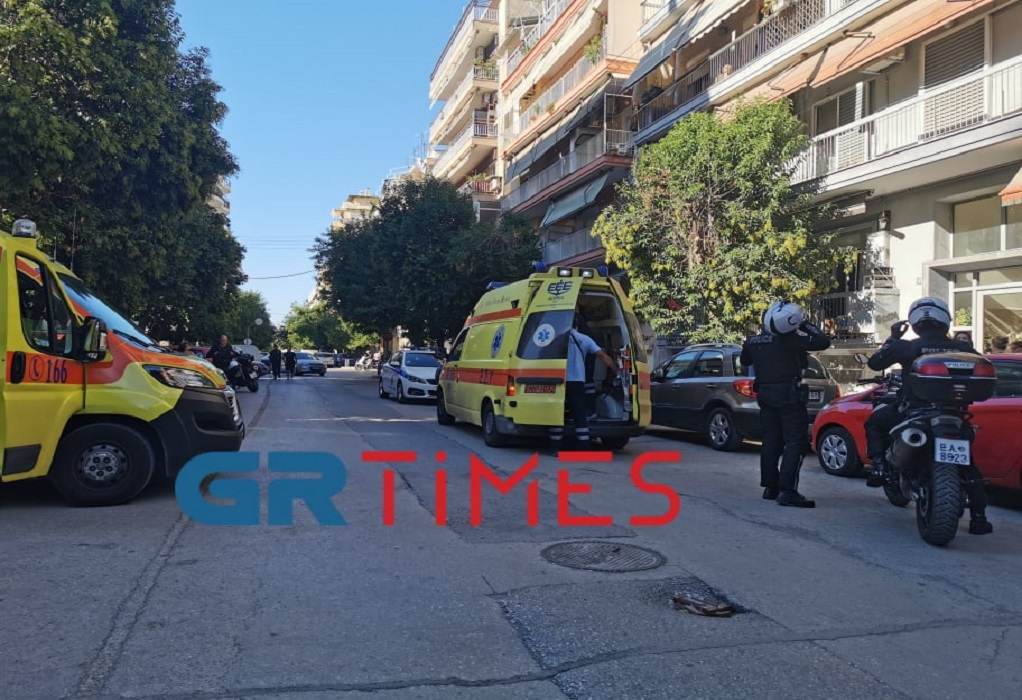 Θεσσαλονίκη: Άνδρας έπεσε από δεύτερο όροφο – Σε σοβαρή κατάσταση (VIDEO)
