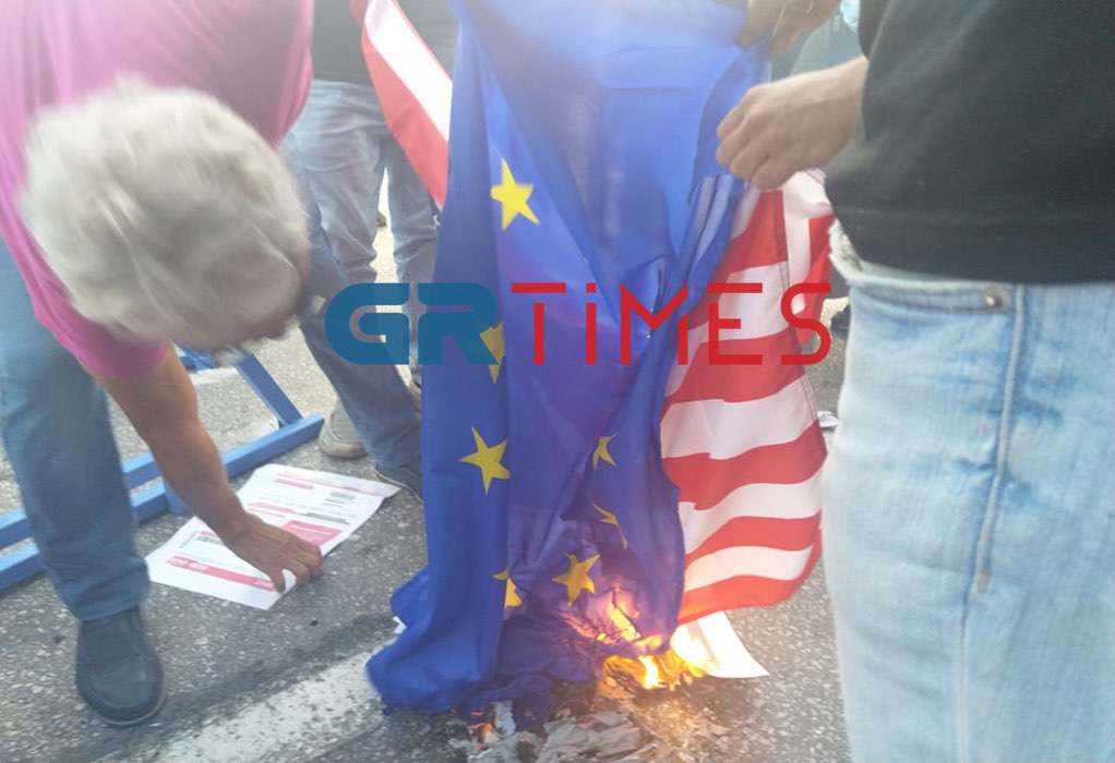 Θεσσαλονίκη: Καίνε λογαριασμούς ρεύματος και σημαίες της ΕΕ και των ΗΠΑ (VIDEO)
