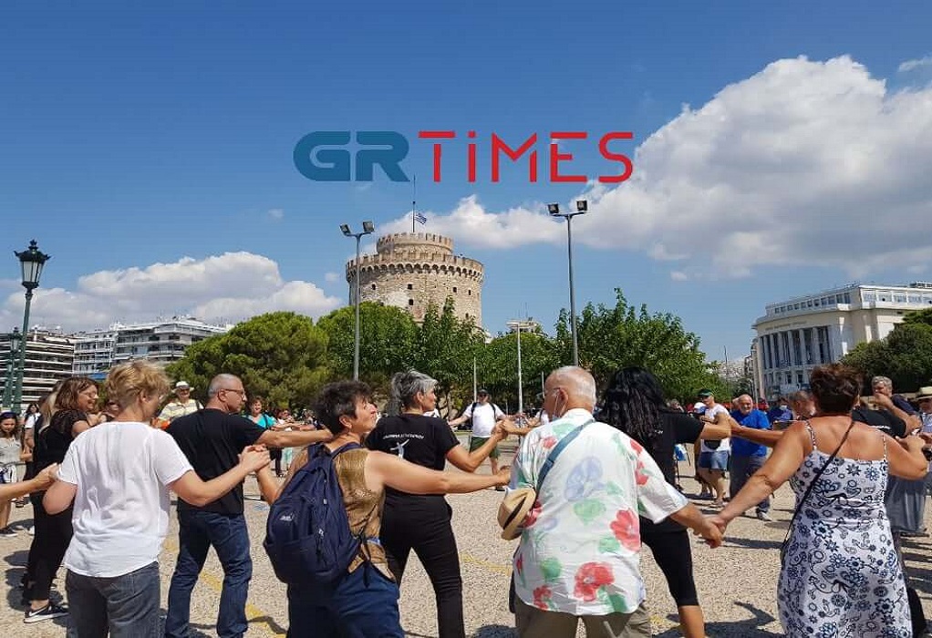 Θεσσαλονίκη: Μελωδίες, συρτάκι και ζεϊμπέκικο στη μνήμη του Μίκη Θεοδωράκη (ΦΩΤΟ-VIDEO)