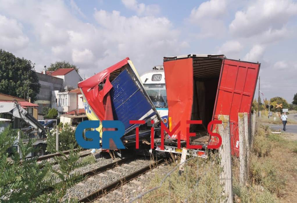 Θεσσαλονίκη: Τρένο συγκρούστηκε με φορτηγό – Ένας τραυματίας (ΦΩΤΟ-VIDEO)