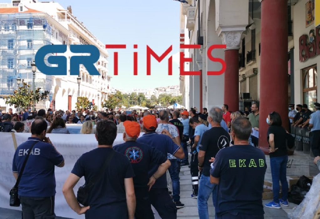 Νέα συγκέντρωση υγειονομικών στη Θεσσαλονίκη: “Πάρτε πίσω τις αναστολές” (ΦΩΤΟ-VIDEO)