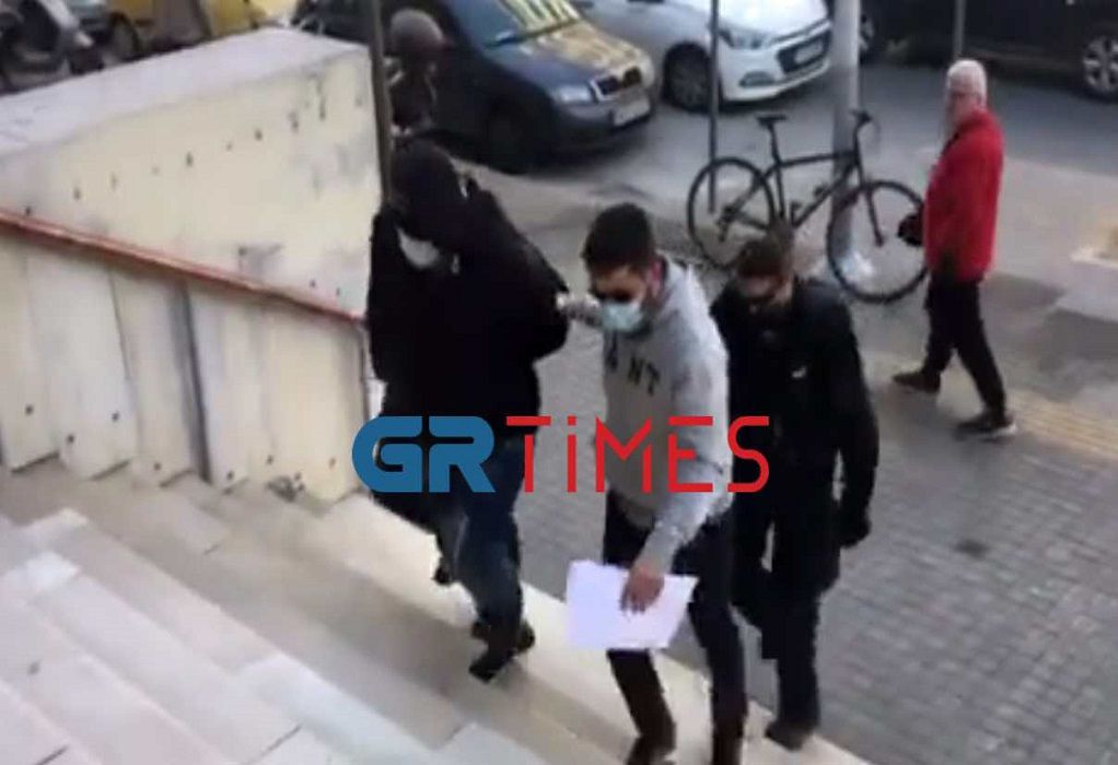 Θεσσαλονίκη: Στον εισαγγελέα ο 30χρονος για την επίθεση εναντίον μελών της ΚΝΕ (VIDEO)