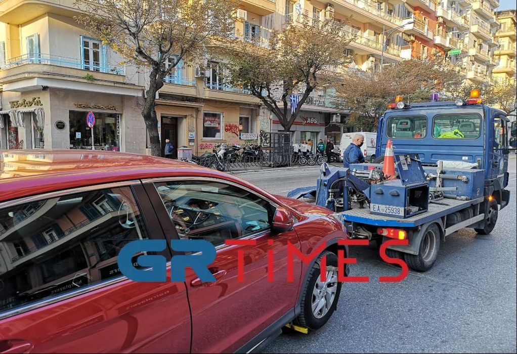 Θεσσαλονίκη: Γερανός για παρατημένα ΙΧ στη λεωφορειολωρίδα (ΦΩΤΟ-VIDEO)