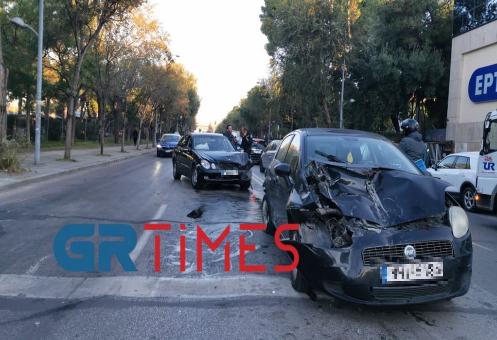 Θεσσαλονίκη: Σύγκρουση μεταξύ δύο Ι.Χ – Έπεσαν πάνω σε παρκαρισμένα