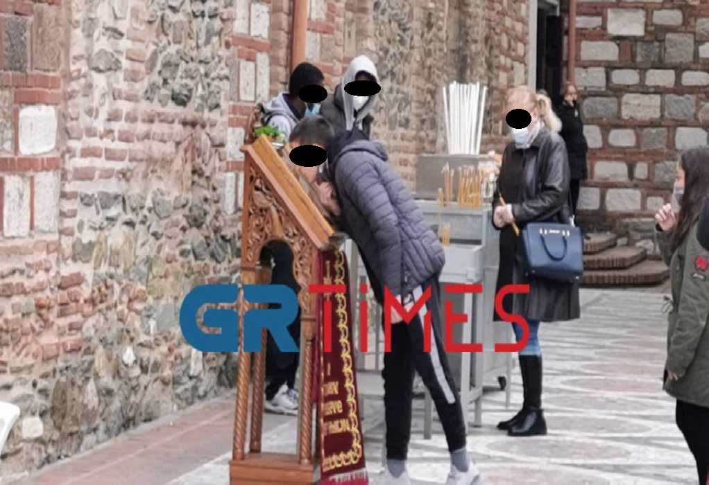 Θεσσαλονίκη – Αγ. Δημήτριος: Κατεβάζουν τις μάσκες για να προσκυνήσουν την εικόνα (ΦΩΤΟ – VIDEO)