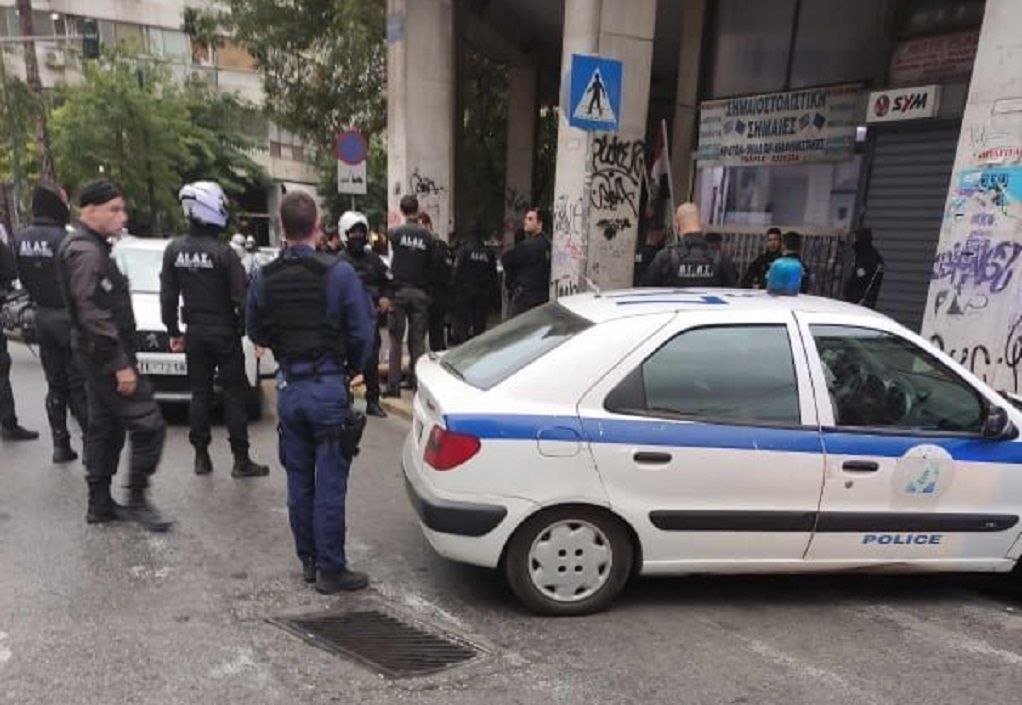 Αθήνα: Αυτοκίνητο εμβόλισε περιπολικό – Πυροβολισμοί από τον αστυνομικό (VIDEO-ΦΩΤΟ)
