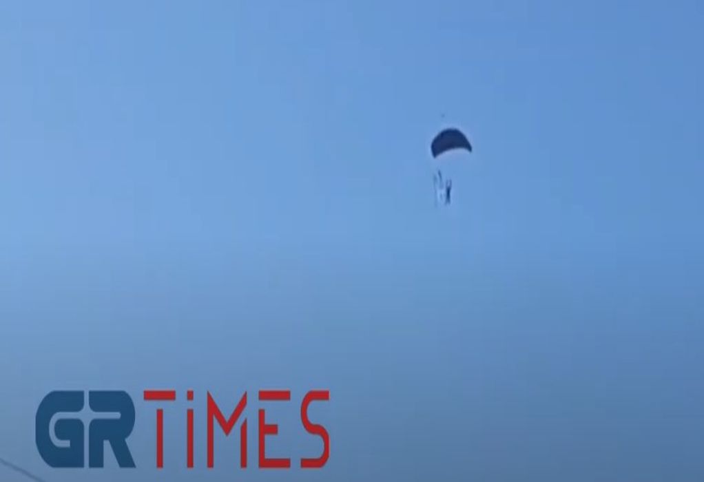 Θεσσαλονίκη: Ελεύθερο άλμα αλεξιπτωτιστών πάνω από το Θερμαϊκό (ΦΩΤΟ-VIDEO)