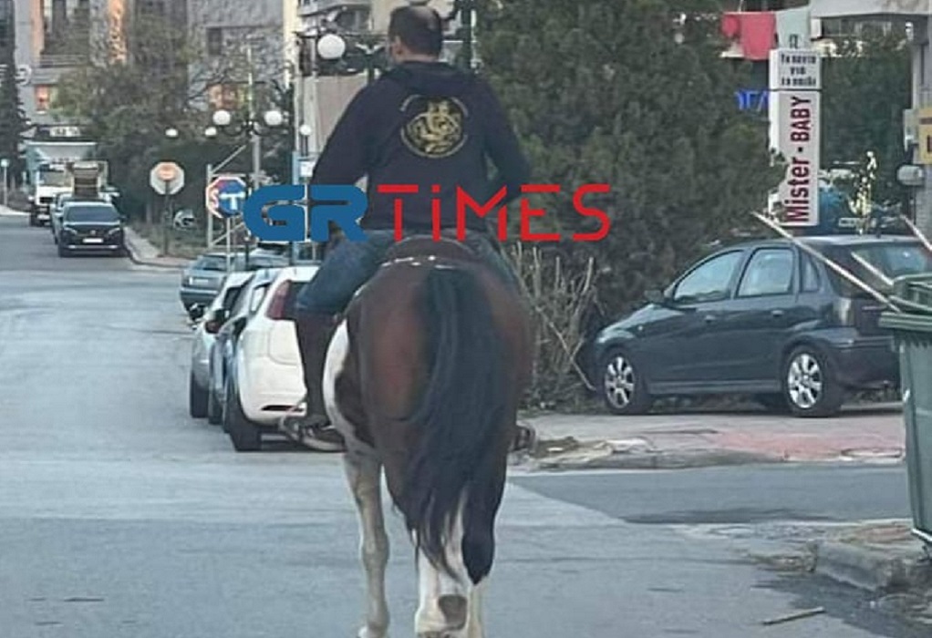 Εύοσμος: Βγήκε για Κυριακάτικη βόλτα… καβάλα στ’άλογο (ΦΩΤΟ)
