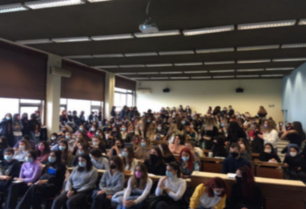 Φοιτητές ψυχολογίας ΑΠΘ: «Πάνω από 200 άτομα σε μια αίθουσα που δεν αερίζεται – Απαράδεκτες εικόνες»