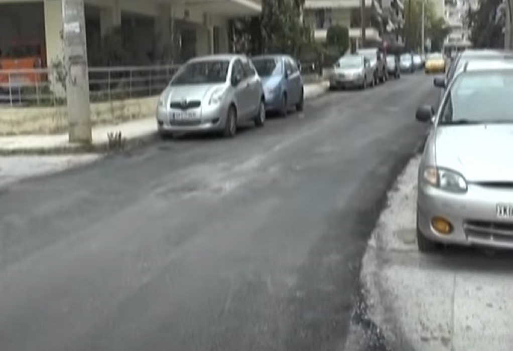 Σέρρες: Ασφαλτοστρώθηκε ο μισός δρόμος λόγω παρκαρισμένων οχημάτων (VIDEO)