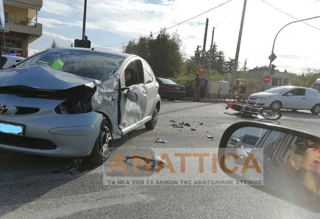 Νέα Μάκρη: Τροχαίο στη Λεωφ. Μαραθώνος – Τραυματίστηκε οδηγός μοτοσυκλέτας (ΦΩΤΟ)