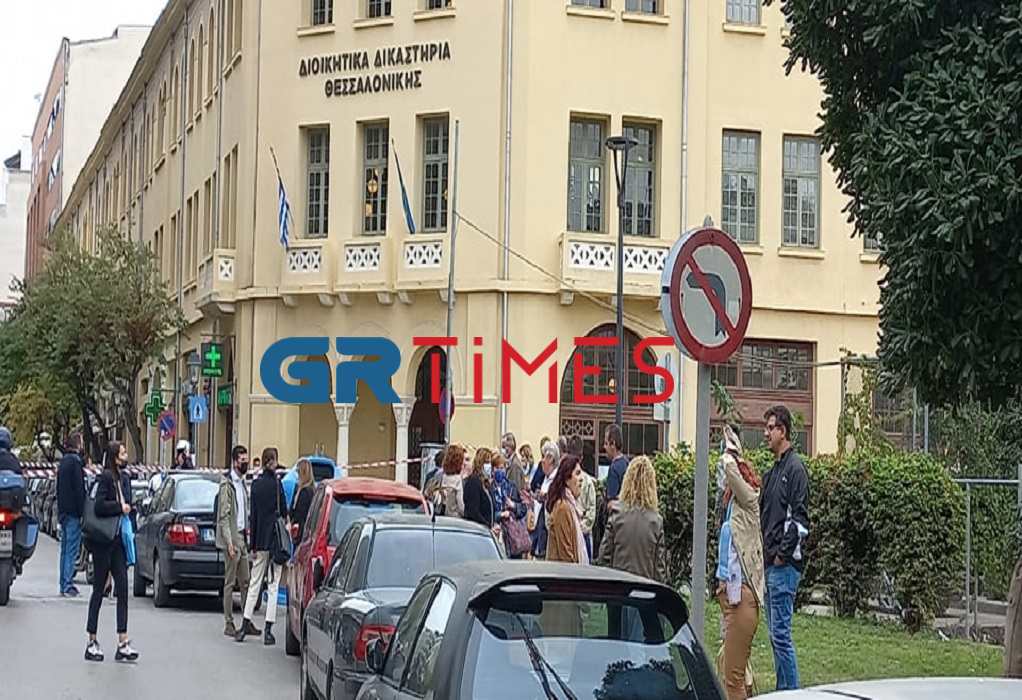ΤΩΡΑ – Θεσσαλονίκη: Εκκενώνονται τα Διοικητικά Δικαστήρια μετά από τηλεφώνημα για βόμβα (VIDEO-ΦΩΤΟ)
