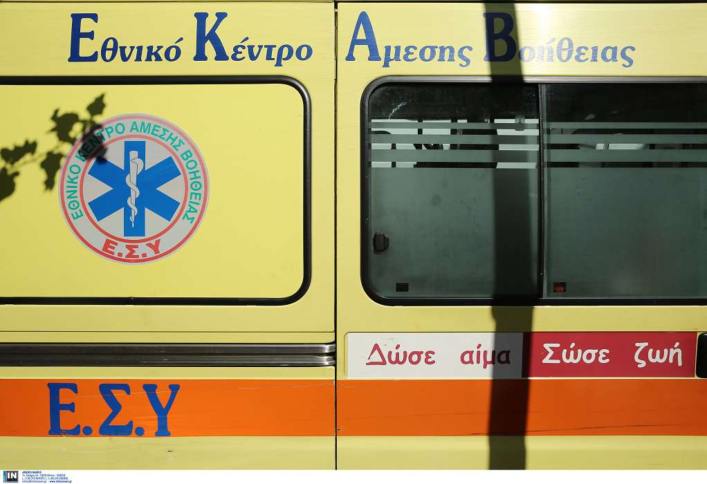 Ανατροπή ασθενοφόρου στην εθνική οδό Αθηνών-Κορίνθου