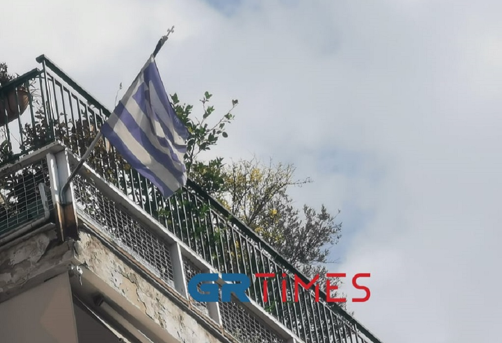 Με ελληνικές σημαίες “γεμίζουν” τα μπαλκόνια της Θεσσαλονίκης (ΦΩΤΟ)