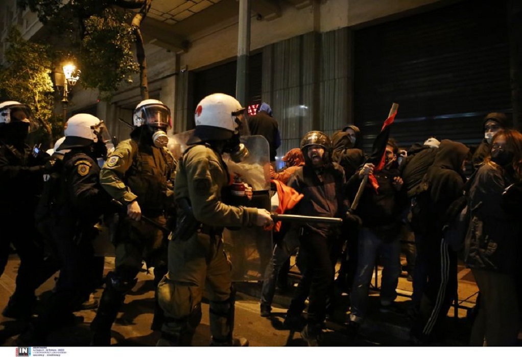 Επεισόδια στο κέντρο της Αθήνας σε συγκέντρωση κατά της αστυνομικής βίας (ΦΩΤΟ-VIDEO)