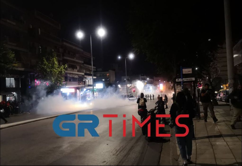 Θεσσαλονίκη: Στο νοσοκομείο Αστυνομικός μετά από επίθεση με πέτρες και πυρσούς