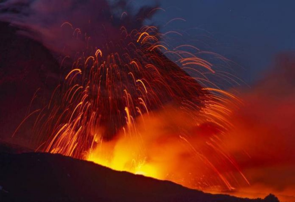 Ινδονησία: Εξερράγη το Ηφαίστειο «Ανάκ Κρακατόα» – Προκάλεσε σύννεφο τέφρας ύψους 3 χιλιομέτρων